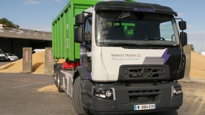 Euralis a testé un polybenne Renault Trucks de 500 chevaux. « Le seul bémol, c’est l’autonomie de 200 à 250 km, alors que nos tournées font plutôt 400 km », relève Olivier Rebenne, responsable des énergies pour le groupe.